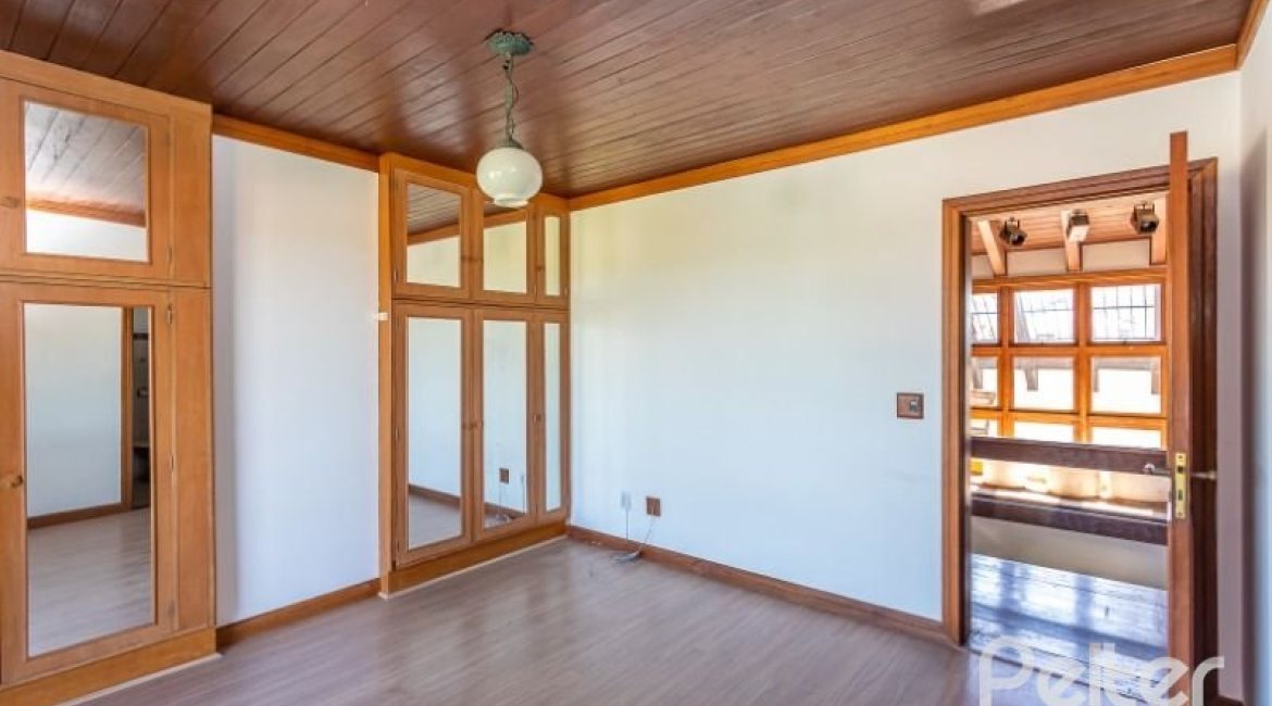 Casa à venda com 519m², 4 dormitórios, 4 suítes, 4 vagas, no bairro Vila Assuncao em Porto Alegre