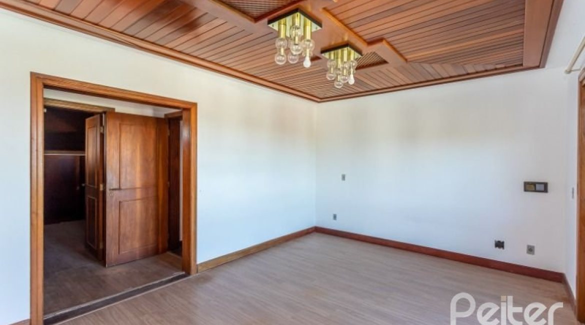 Casa à venda com 519m², 4 dormitórios, 4 suítes, 4 vagas, no bairro Vila Assuncao em Porto Alegre