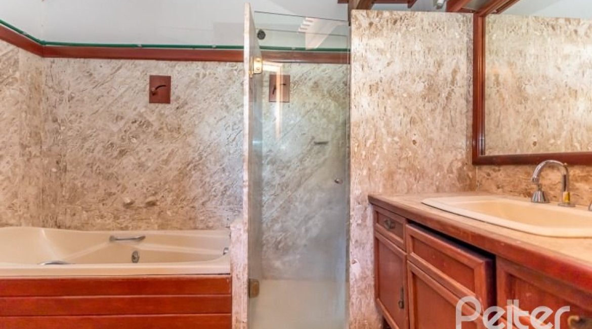 Casa à venda com 519m², 4 dormitórios, 4 suítes, 4 vagas, no bairro Vila Assuncao em Porto Alegre