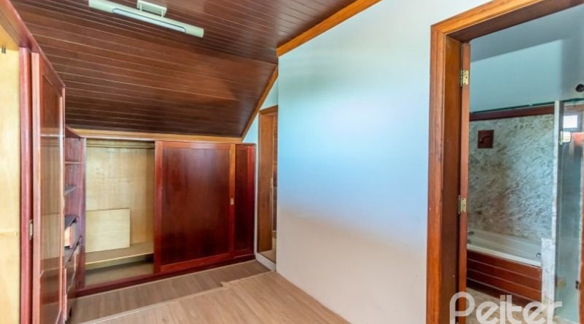 Casa à venda com 519m², 4 dormitórios, 4 suítes, 4 vagas, no bairro Vila Assuncao em Porto Alegre