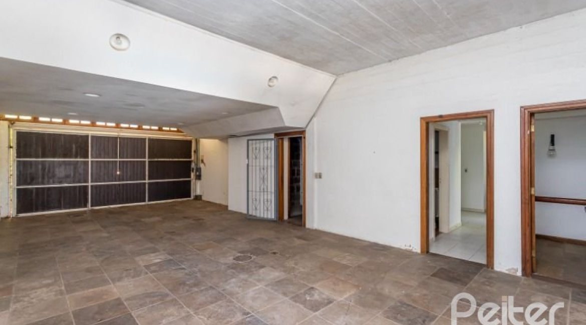 Casa à venda com 519m², 4 dormitórios, 4 suítes, 4 vagas, no bairro Vila Assuncao em Porto Alegre