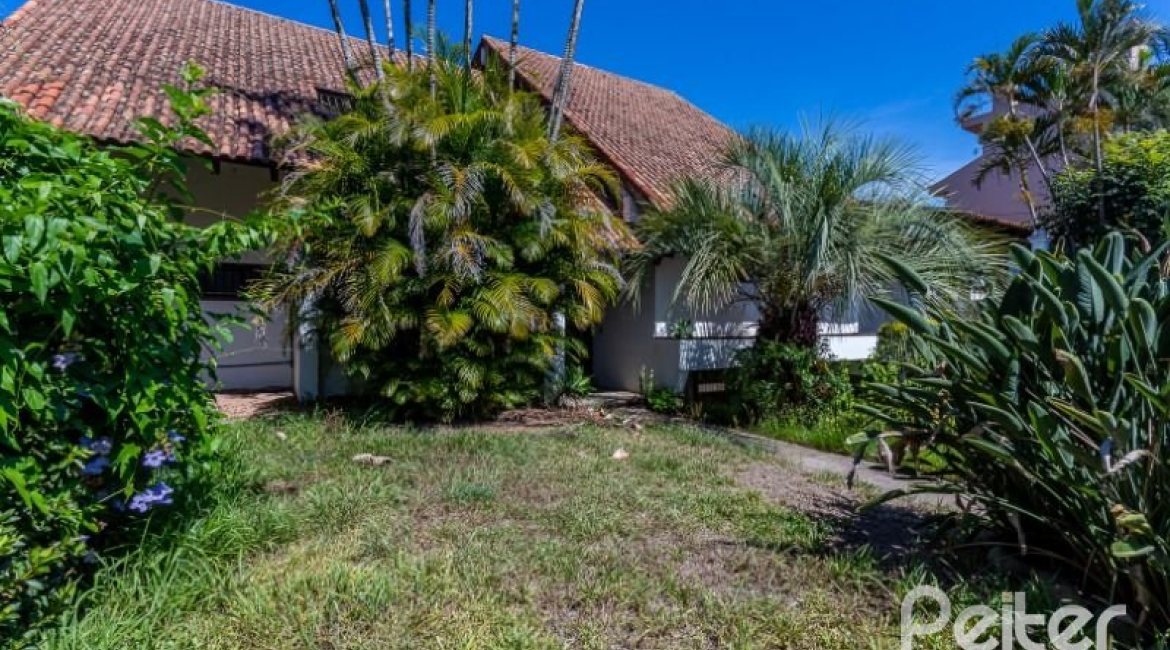 Casa à venda com 519m², 4 dormitórios, 4 suítes, 4 vagas, no bairro Vila Assuncao em Porto Alegre