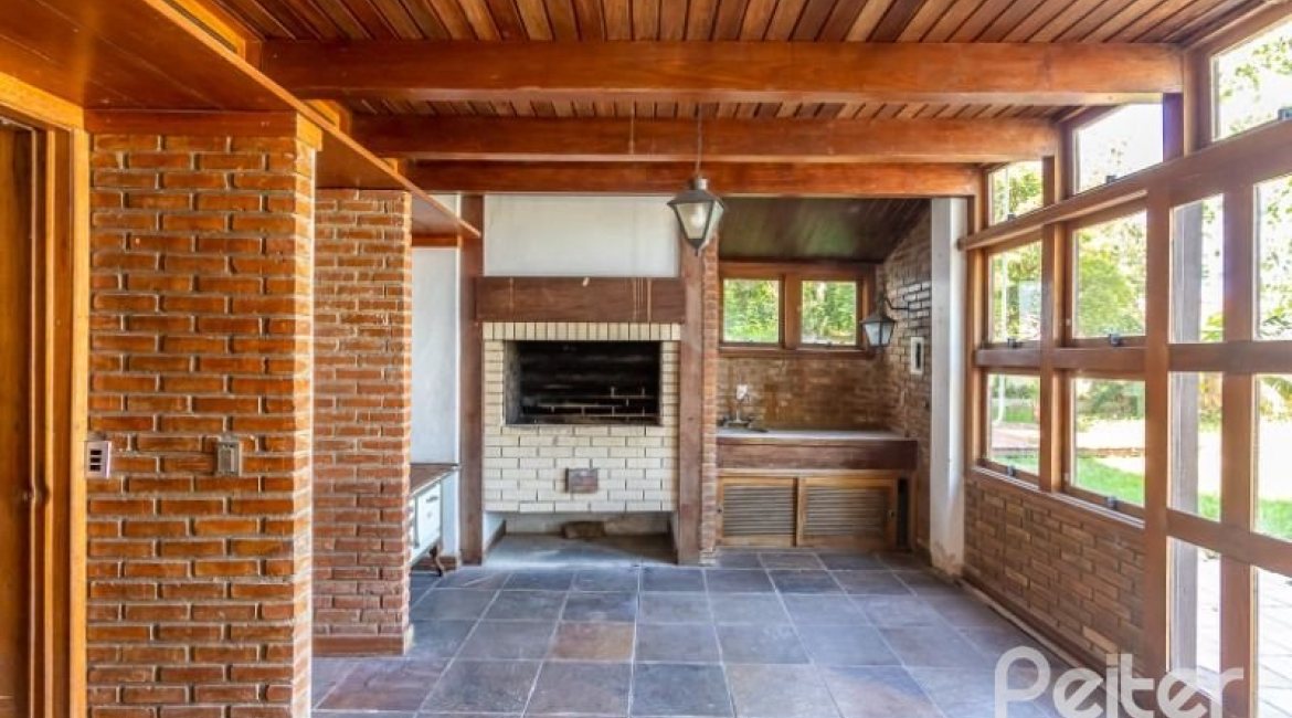 Casa à venda com 519m², 4 dormitórios, 4 suítes, 4 vagas, no bairro Vila Assuncao em Porto Alegre