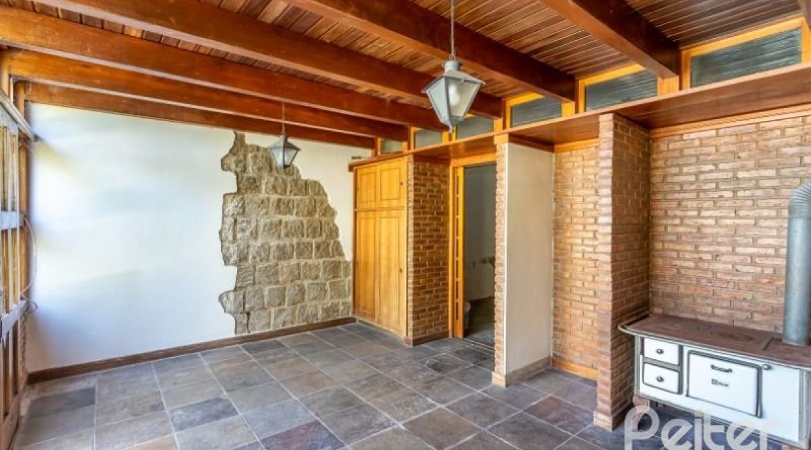 Casa à venda com 519m², 4 dormitórios, 4 suítes, 4 vagas, no bairro Vila Assuncao em Porto Alegre