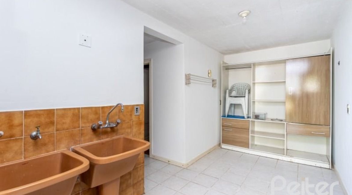 Casa à venda com 519m², 4 dormitórios, 4 suítes, 4 vagas, no bairro Vila Assuncao em Porto Alegre