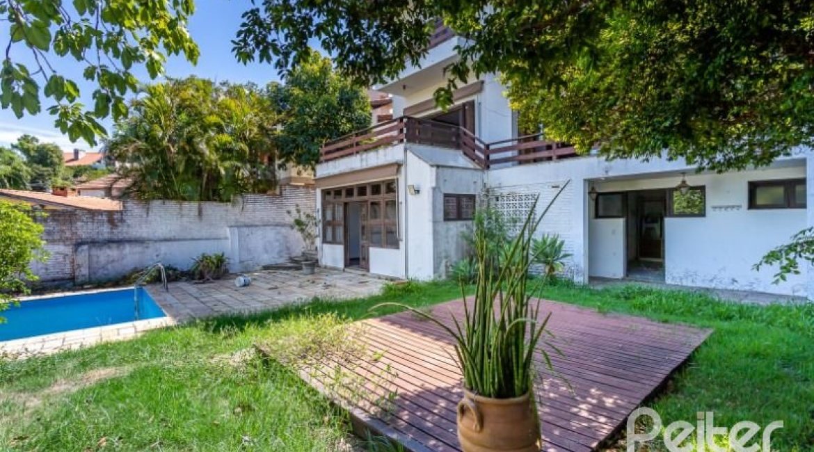 Casa à venda com 519m², 4 dormitórios, 4 suítes, 4 vagas, no bairro Vila Assuncao em Porto Alegre