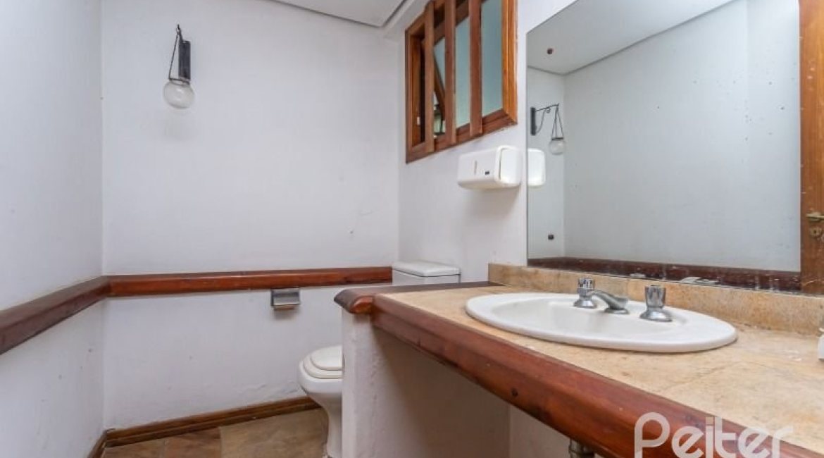 Casa à venda com 519m², 4 dormitórios, 4 suítes, 4 vagas, no bairro Vila Assuncao em Porto Alegre