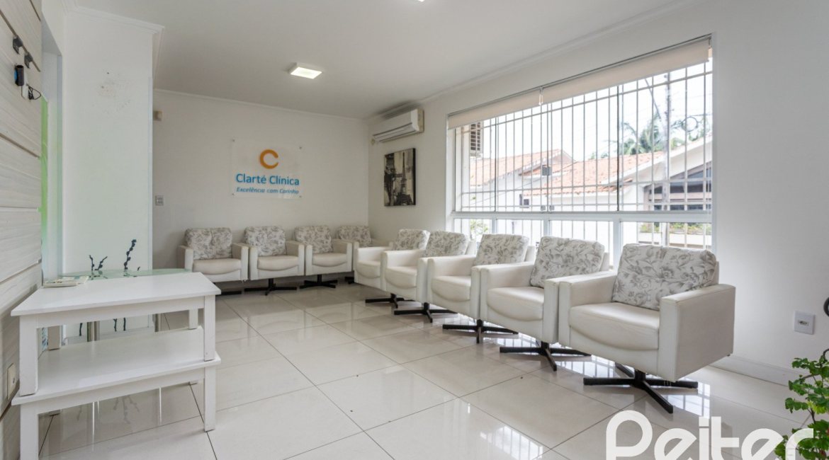 Casa à venda com 228m², 3 dormitórios, 1 suíte, 4 vagas, no bairro Vila Assunção em Porto Alegre