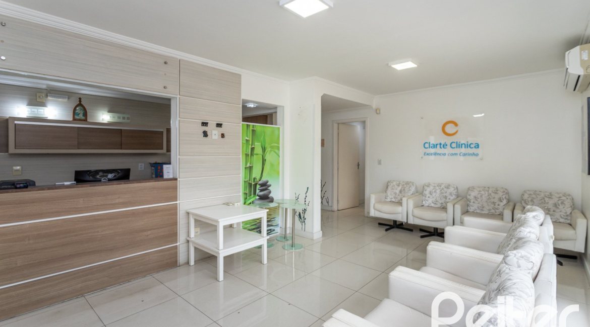 Casa à venda com 228m², 3 dormitórios, 1 suíte, 4 vagas, no bairro Vila Assunção em Porto Alegre