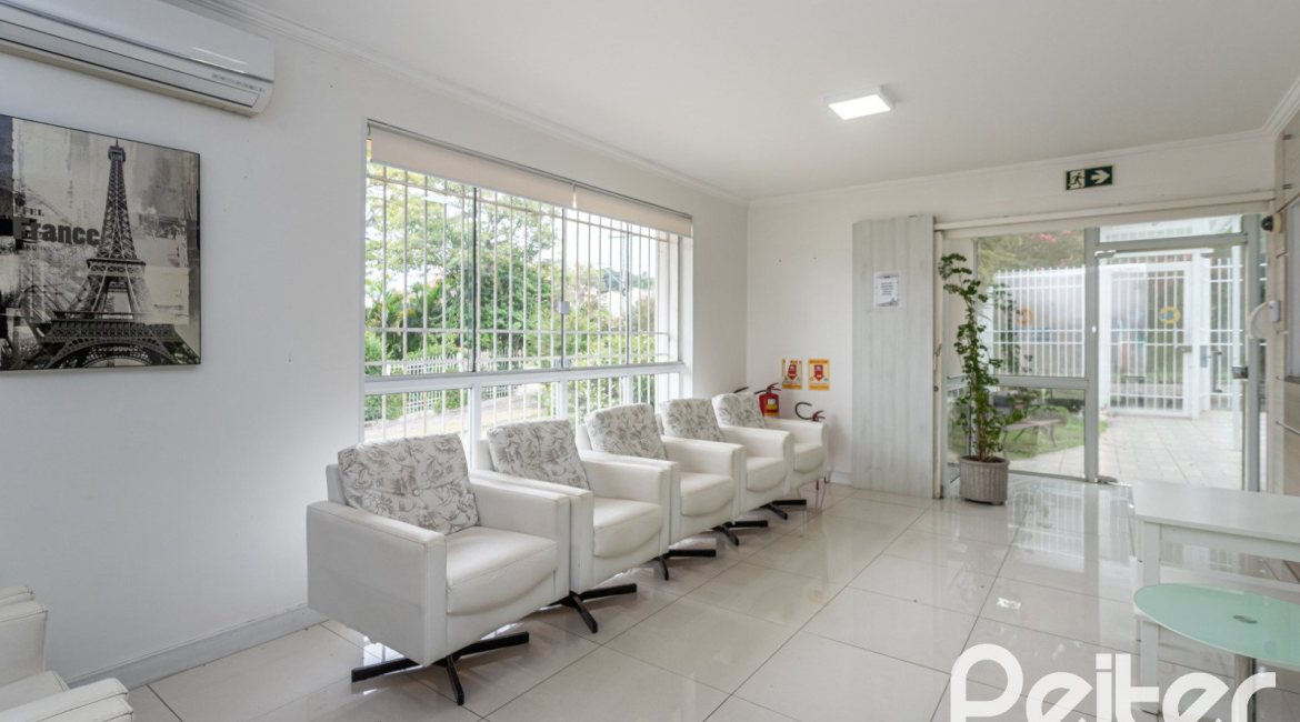 Casa à venda com 228m², 3 dormitórios, 1 suíte, 4 vagas, no bairro Vila Assunção em Porto Alegre