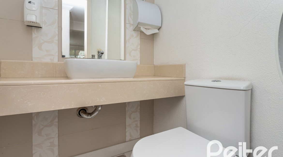 Casa à venda com 228m², 3 dormitórios, 1 suíte, 4 vagas, no bairro Vila Assunção em Porto Alegre