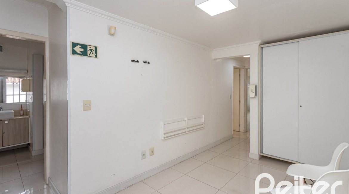 Casa à venda com 228m², 3 dormitórios, 1 suíte, 4 vagas, no bairro Vila Assunção em Porto Alegre