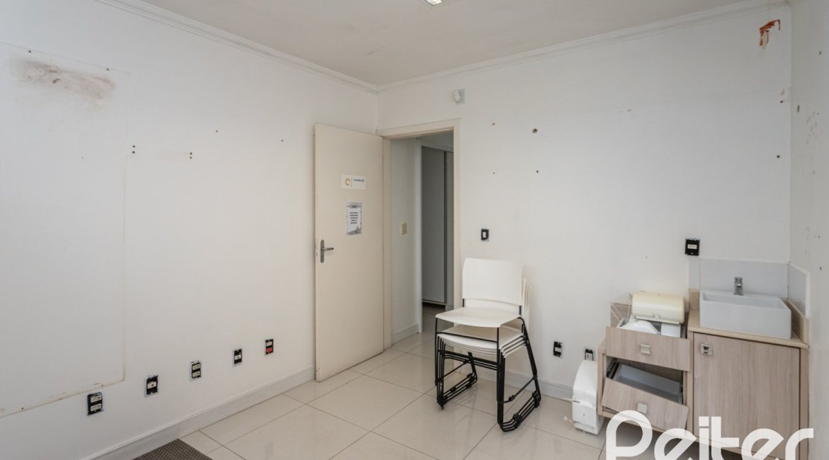 Casa à venda com 228m², 3 dormitórios, 1 suíte, 4 vagas, no bairro Vila Assunção em Porto Alegre