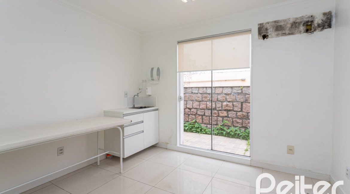 Casa à venda com 228m², 3 dormitórios, 1 suíte, 4 vagas, no bairro Vila Assunção em Porto Alegre