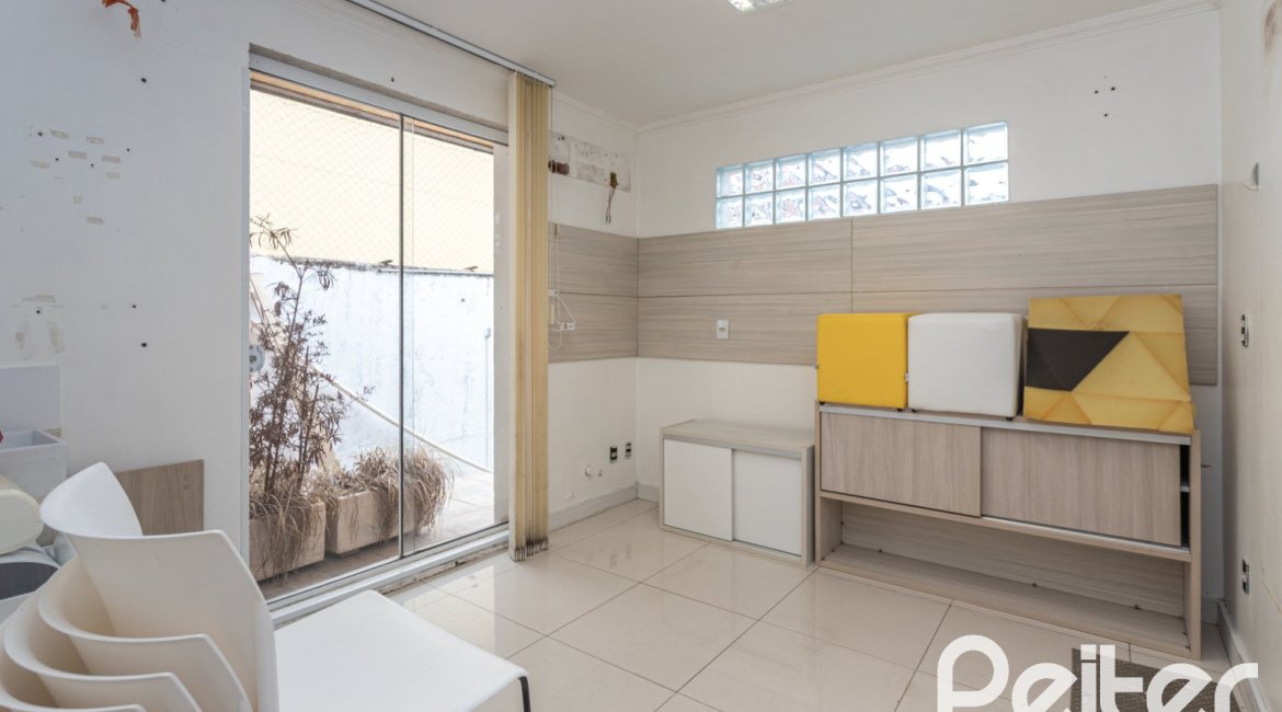 Casa à venda com 228m², 3 dormitórios, 1 suíte, 4 vagas, no bairro Vila Assunção em Porto Alegre