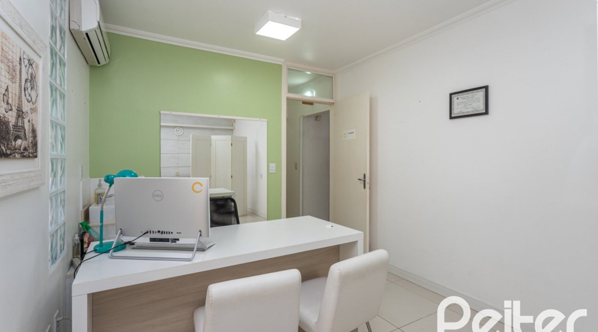 Casa à venda com 228m², 3 dormitórios, 1 suíte, 4 vagas, no bairro Vila Assunção em Porto Alegre