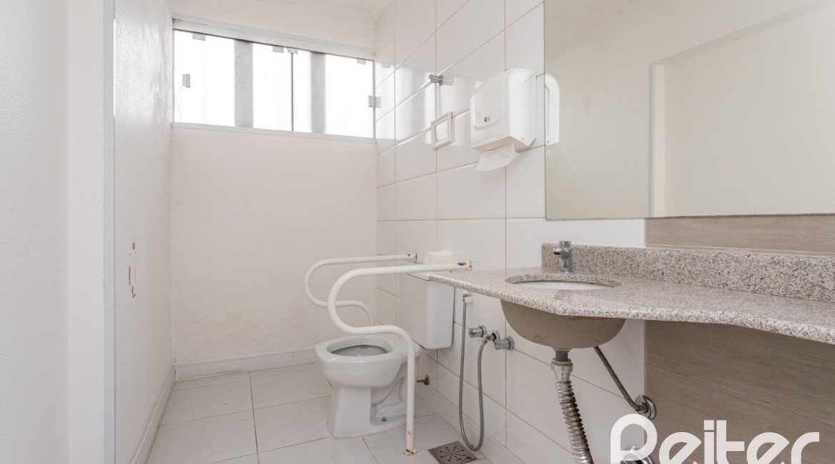 Casa à venda com 228m², 3 dormitórios, 1 suíte, 4 vagas, no bairro Vila Assunção em Porto Alegre