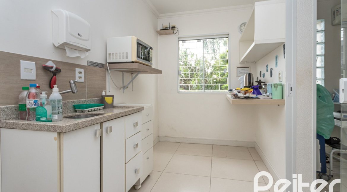 Casa à venda com 228m², 3 dormitórios, 1 suíte, 4 vagas, no bairro Vila Assunção em Porto Alegre