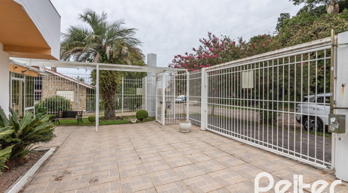 Casa à venda com 228m², 3 dormitórios, 1 suíte, 4 vagas, no bairro Vila Assunção em Porto Alegre