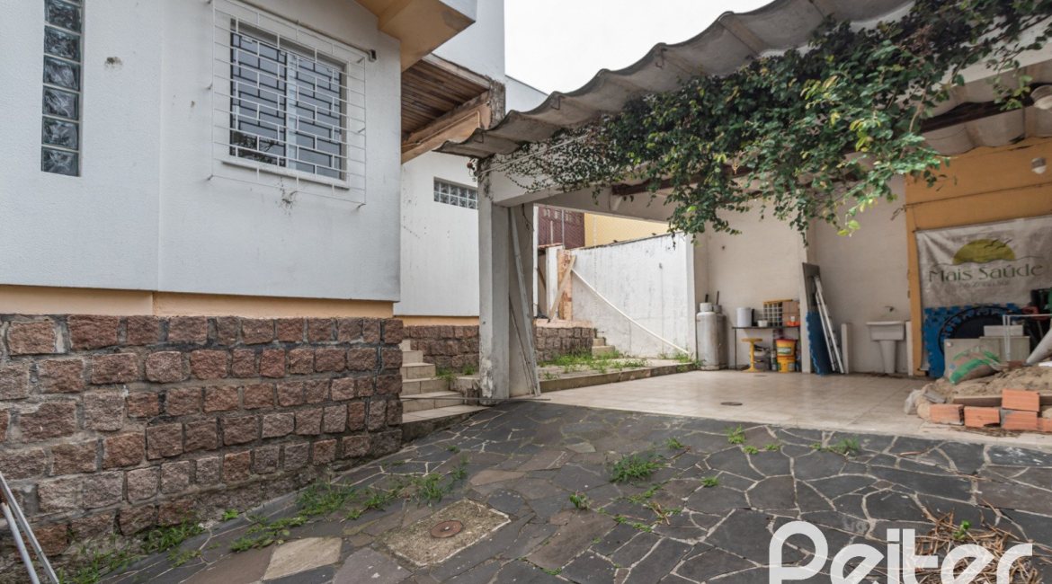 Casa à venda com 228m², 3 dormitórios, 1 suíte, 4 vagas, no bairro Vila Assunção em Porto Alegre