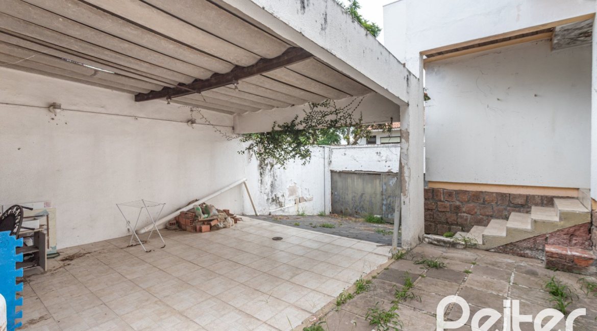 Casa à venda com 228m², 3 dormitórios, 1 suíte, 4 vagas, no bairro Vila Assunção em Porto Alegre