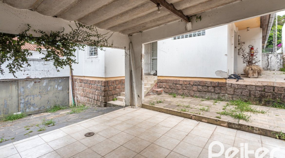 Casa à venda com 228m², 3 dormitórios, 1 suíte, 4 vagas, no bairro Vila Assunção em Porto Alegre