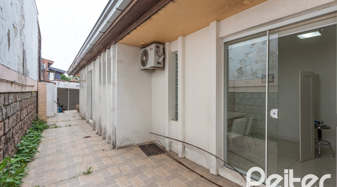 Casa à venda com 228m², 3 dormitórios, 1 suíte, 4 vagas, no bairro Vila Assunção em Porto Alegre