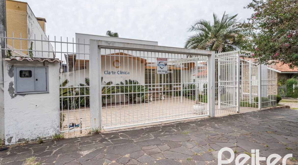 Casa à venda com 228m², 3 dormitórios, 1 suíte, 4 vagas, no bairro Vila Assunção em Porto Alegre