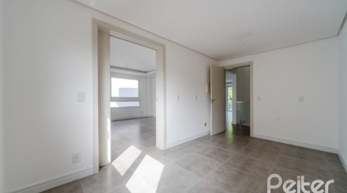 Casa em Condomínio à venda com 296m², 4 dormitórios, 2 suítes, 3 vagas, no bairro Tristeza em Porto Alegre