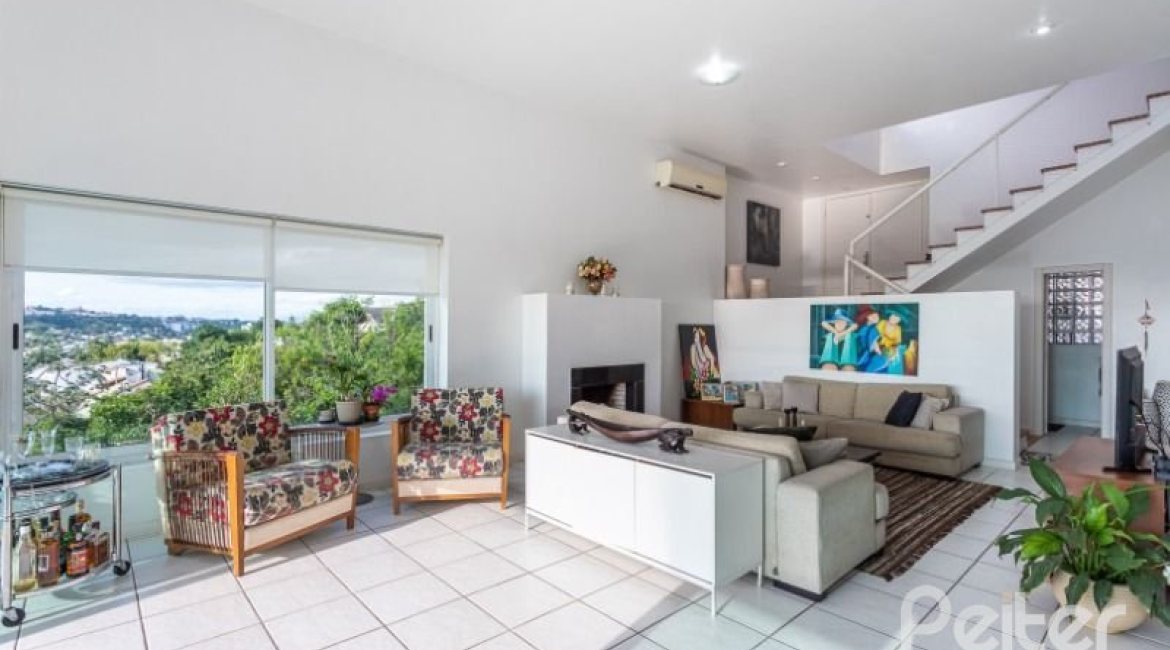 Casa à venda com 420m², 4 dormitórios, 1 suíte, 4 vagas, no bairro Nonoai em Porto Alegre