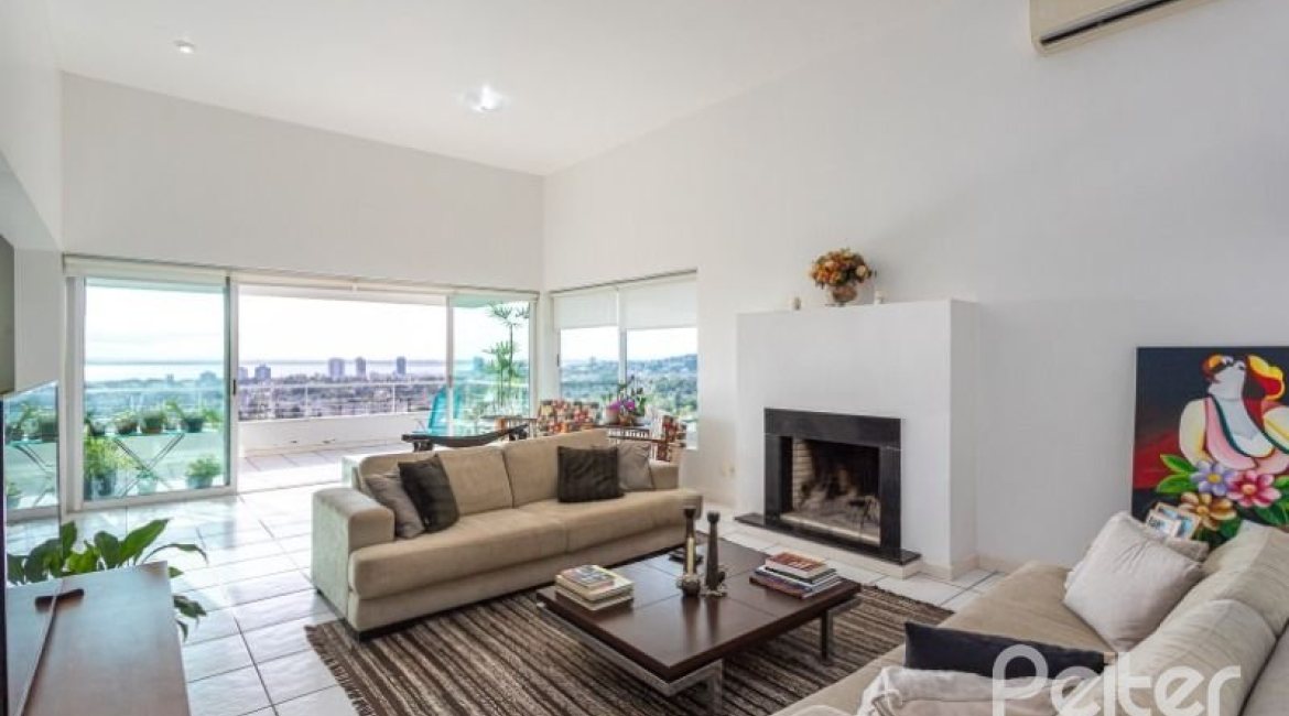 Casa à venda com 420m², 4 dormitórios, 1 suíte, 4 vagas, no bairro Nonoai em Porto Alegre