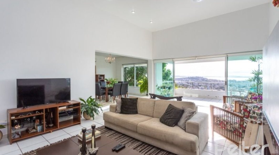 Casa à venda com 420m², 4 dormitórios, 1 suíte, 4 vagas, no bairro Nonoai em Porto Alegre