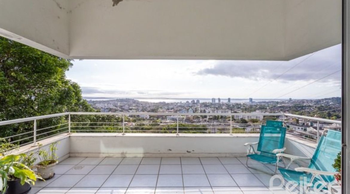 Casa à venda com 420m², 4 dormitórios, 1 suíte, 4 vagas, no bairro Nonoai em Porto Alegre