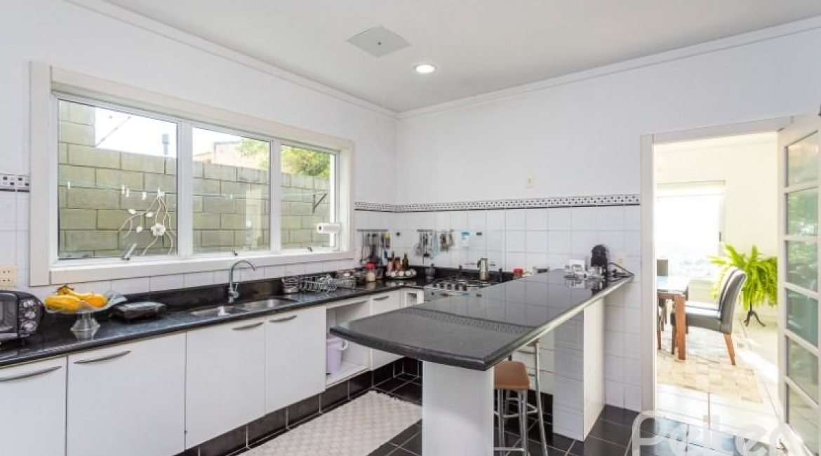 Casa à venda com 420m², 4 dormitórios, 1 suíte, 4 vagas, no bairro Nonoai em Porto Alegre