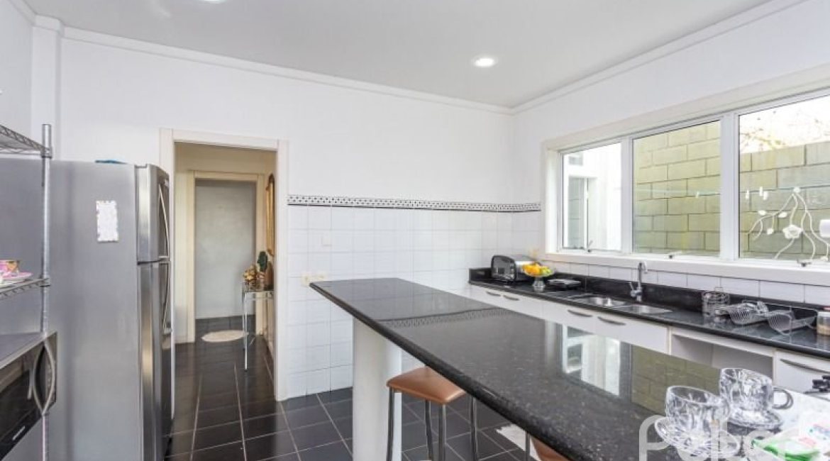 Casa à venda com 420m², 4 dormitórios, 1 suíte, 4 vagas, no bairro Nonoai em Porto Alegre