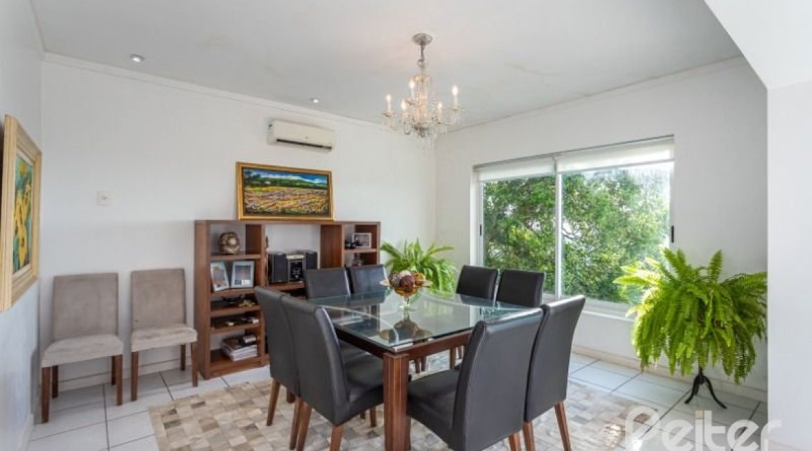 Casa à venda com 420m², 4 dormitórios, 1 suíte, 4 vagas, no bairro Nonoai em Porto Alegre