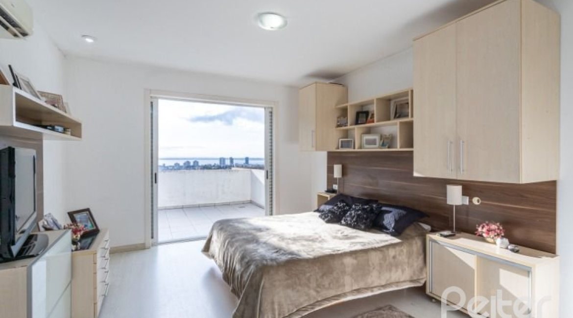 Casa à venda com 420m², 4 dormitórios, 1 suíte, 4 vagas, no bairro Nonoai em Porto Alegre