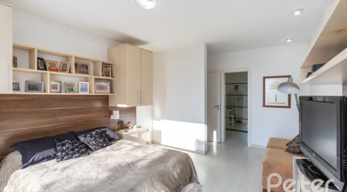 Casa à venda com 420m², 4 dormitórios, 1 suíte, 4 vagas, no bairro Nonoai em Porto Alegre