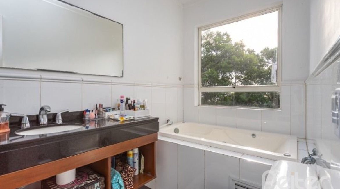 Casa à venda com 420m², 4 dormitórios, 1 suíte, 4 vagas, no bairro Nonoai em Porto Alegre