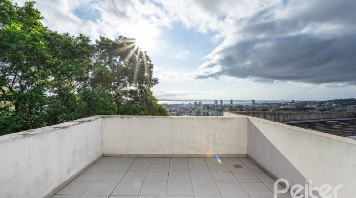 Casa à venda com 420m², 4 dormitórios, 1 suíte, 4 vagas, no bairro Nonoai em Porto Alegre