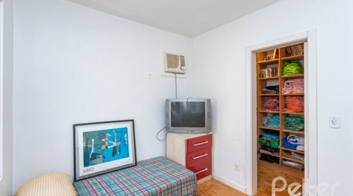 Casa à venda com 420m², 4 dormitórios, 1 suíte, 4 vagas, no bairro Nonoai em Porto Alegre