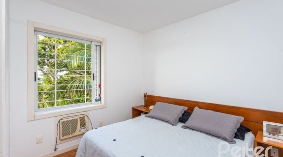 Casa à venda com 420m², 4 dormitórios, 1 suíte, 4 vagas, no bairro Nonoai em Porto Alegre