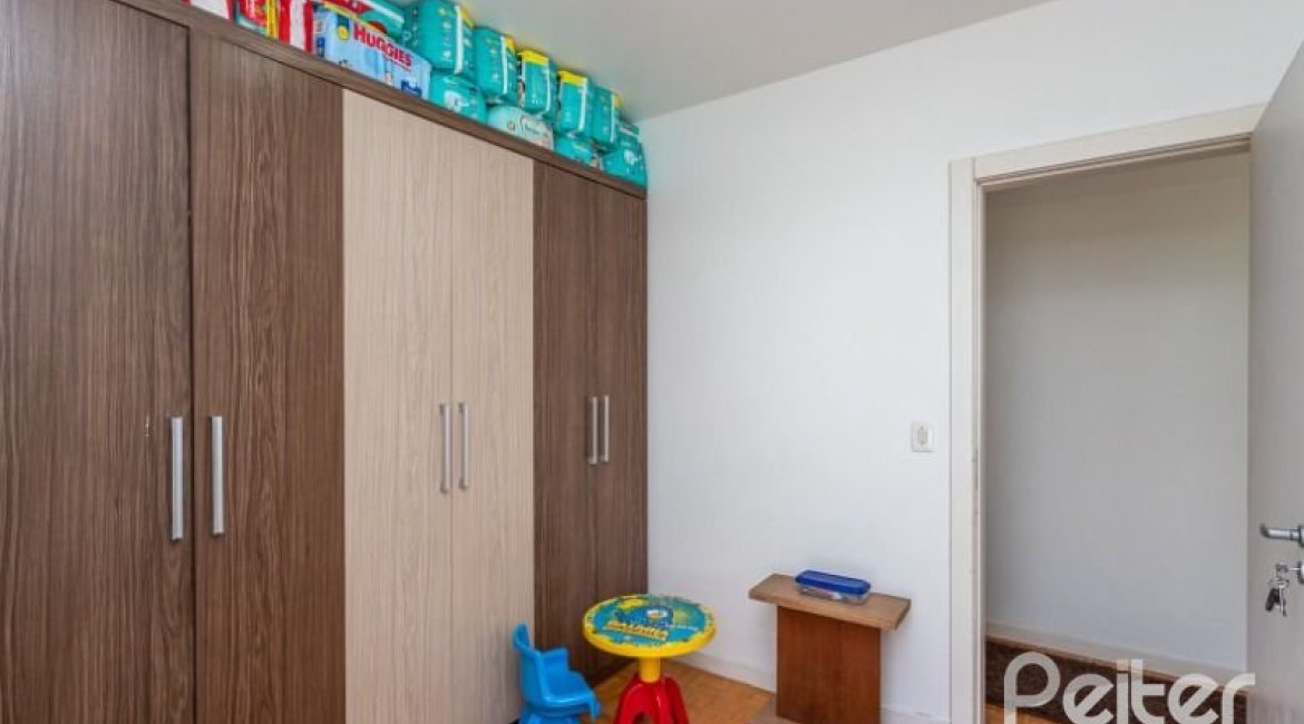 Casa à venda com 420m², 4 dormitórios, 1 suíte, 4 vagas, no bairro Nonoai em Porto Alegre