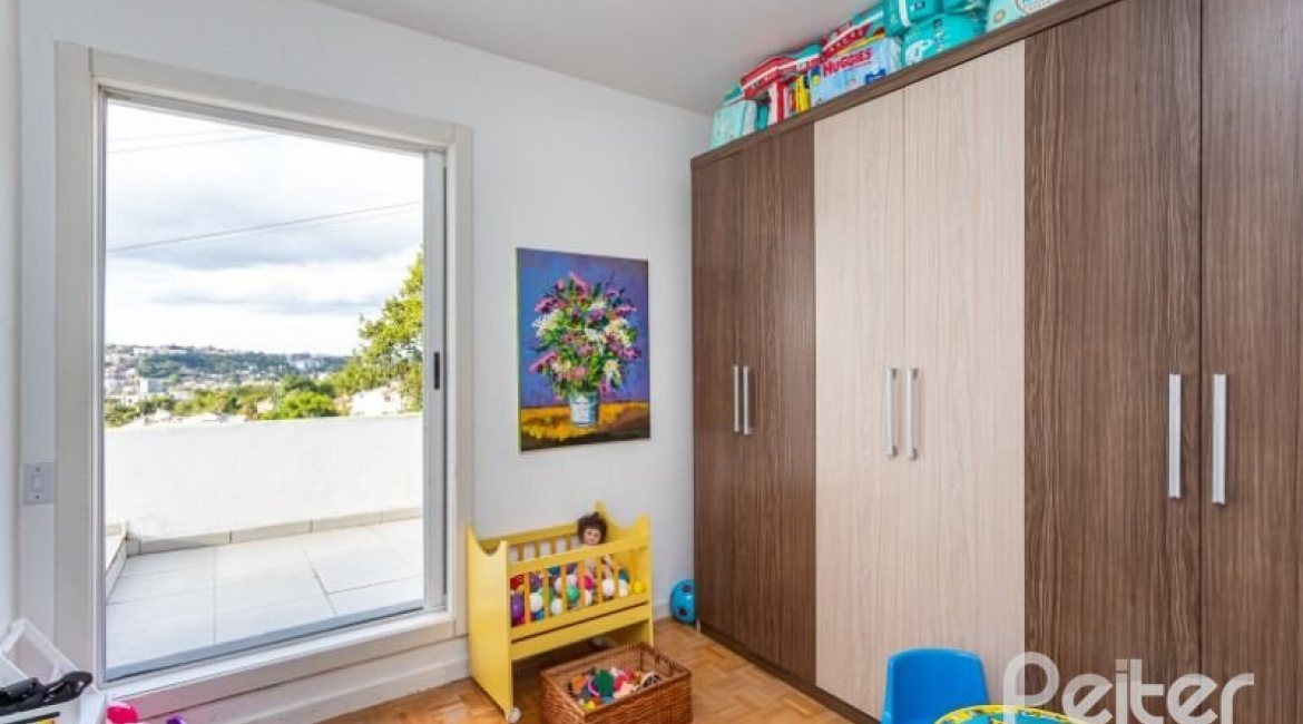 Casa à venda com 420m², 4 dormitórios, 1 suíte, 4 vagas, no bairro Nonoai em Porto Alegre