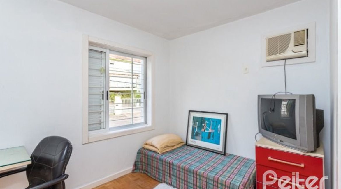 Casa à venda com 420m², 4 dormitórios, 1 suíte, 4 vagas, no bairro Nonoai em Porto Alegre