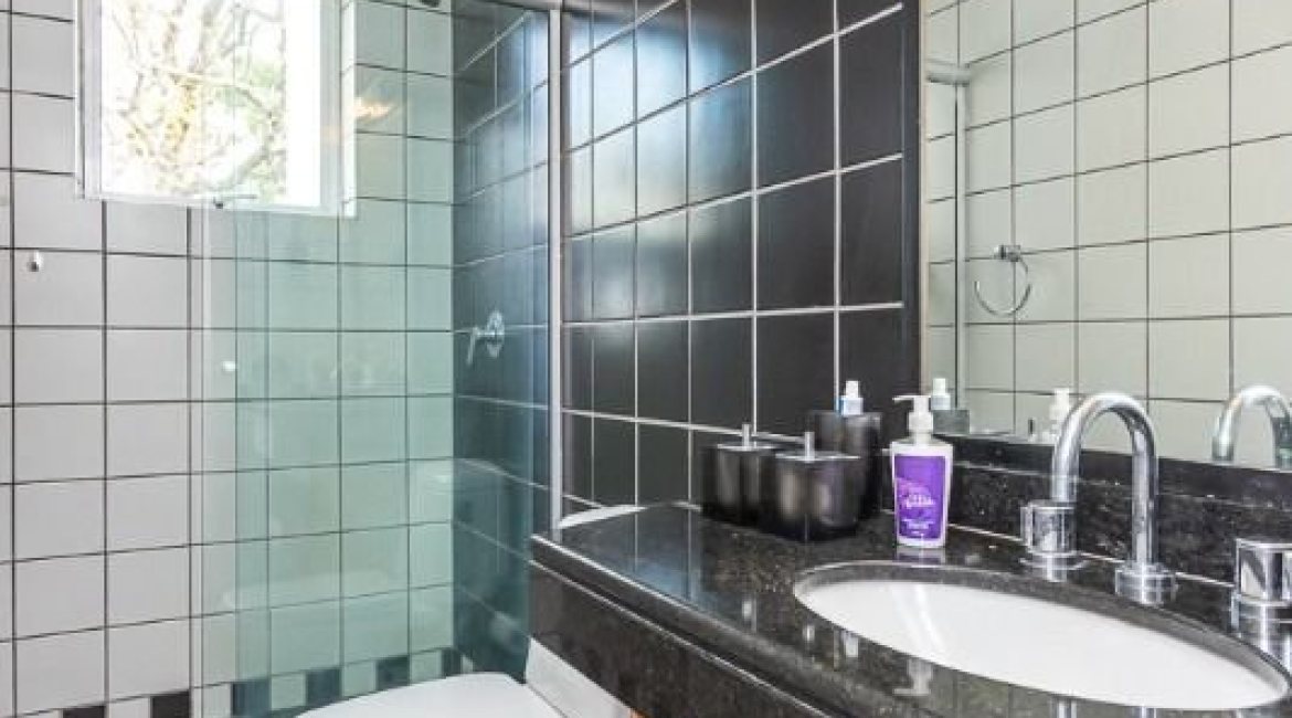 Casa à venda com 420m², 4 dormitórios, 1 suíte, 4 vagas, no bairro Nonoai em Porto Alegre