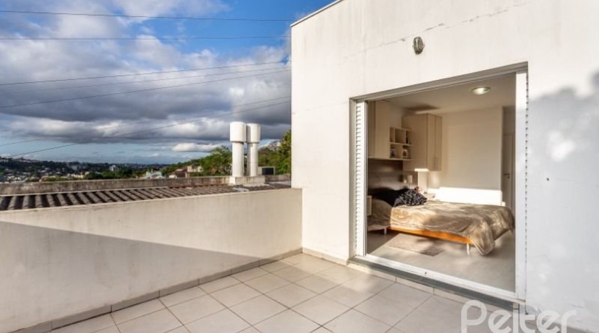 Casa à venda com 420m², 4 dormitórios, 1 suíte, 4 vagas, no bairro Nonoai em Porto Alegre