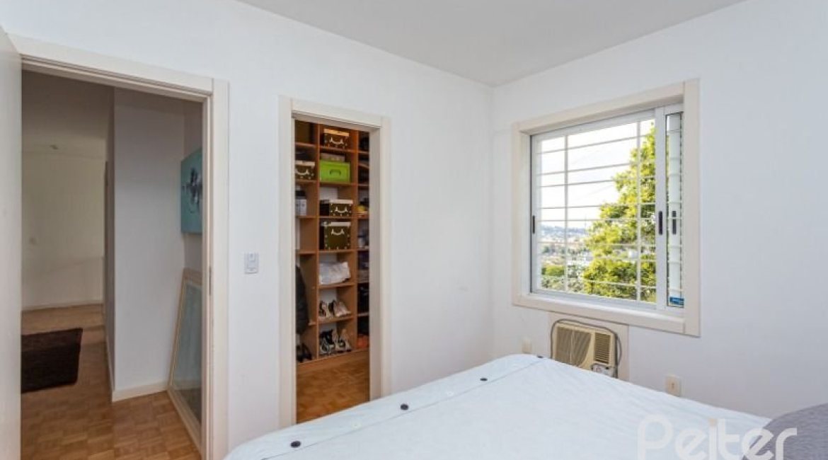 Casa à venda com 420m², 4 dormitórios, 1 suíte, 4 vagas, no bairro Nonoai em Porto Alegre