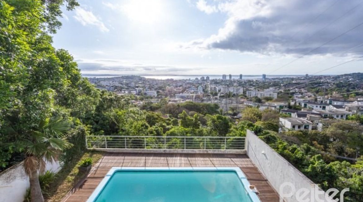 Casa à venda com 420m², 4 dormitórios, 1 suíte, 4 vagas, no bairro Nonoai em Porto Alegre