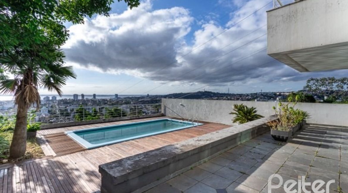 Casa à venda com 420m², 4 dormitórios, 1 suíte, 4 vagas, no bairro Nonoai em Porto Alegre